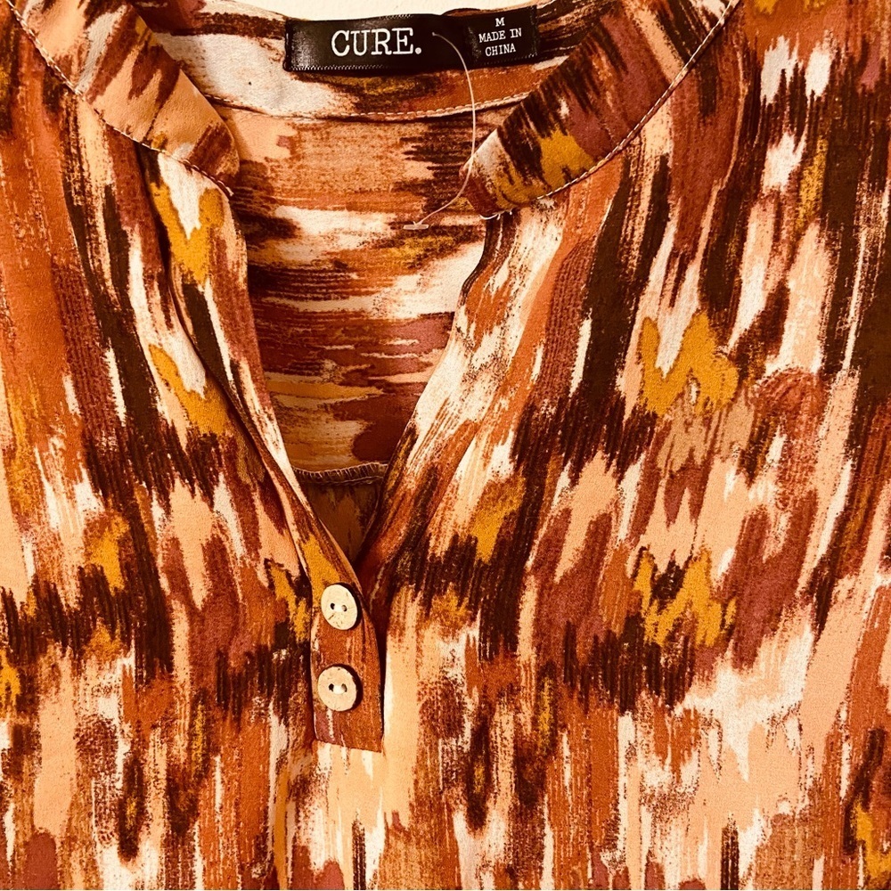 Cure Pullover Bright Abstract Print 3/4 Sleeves High Low Blouse in Brown. - Picture 4 of 8